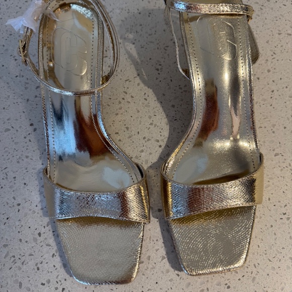 Women’s Gold Size 6.5 low heels - Picture 4 of 5